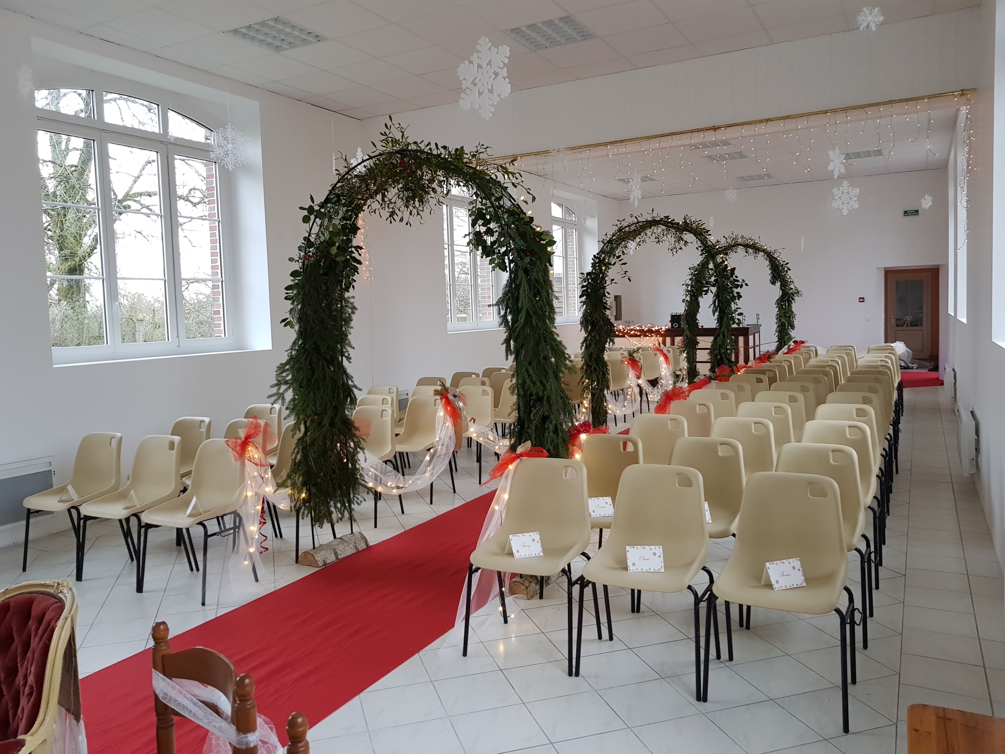 La salle des fêtes décorée pour un mariage